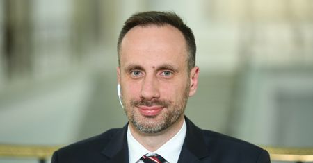 Janusz Kowalski prowokuje PiS i PO. Połączył Tuska i Terleckiego