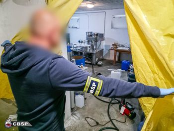 CBŚP rozbiło największą w kraju fabrykę nielegalnych leków i sterydów WIDEO