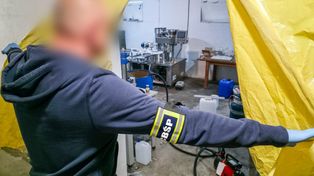 CBŚP rozbiło największą w kraju fabrykę nielegalnych leków i sterydów WIDEO