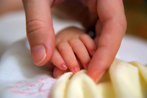 Pielęgniarka upuściła na podłogę 6-miesięczną dziewczynkę