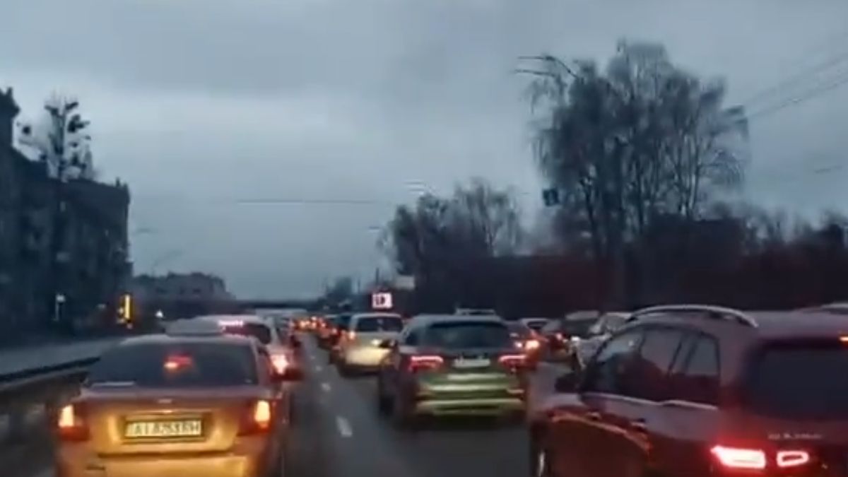 Atak na Ukrainę. Mieszkańcy uciekają z Kijowa