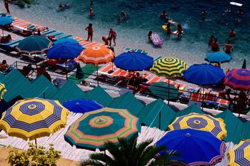 Nowy zakaz na europejskiej plaży. Chodzi o parasole. W sieci zawrzało