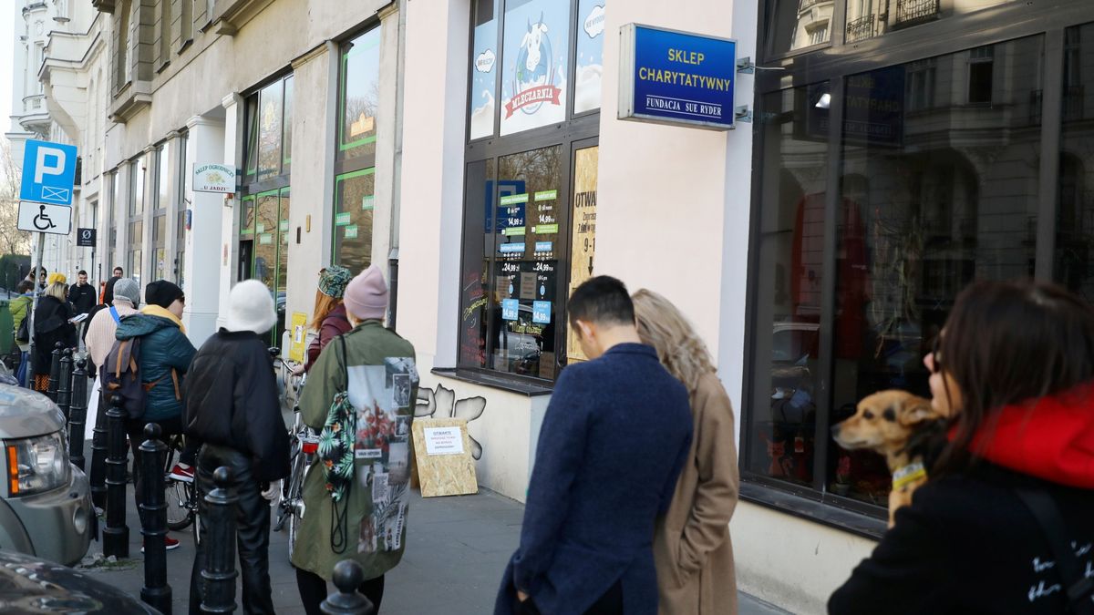 Kolejki pod sklepami mogą być niebezpieczne dla klientów