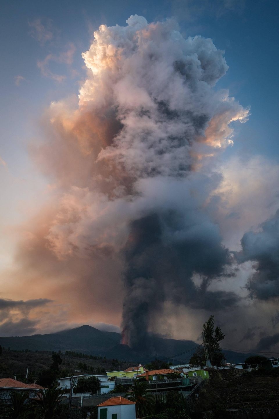 Mount Cumbre Vieja continues to erupt in La Palma
EL PASO, SPAIN - SEPTEMBER 24: Mount Cumbre Vieja continues to erupt as seen from Los Llanos de Aridane on the Canary island of La Palma in El Paso on September 24, 2021. The volcanic eruption on the Spanish Canary Island of La Palma has destroyed around 100 homes, large swathes of agricultural land, roads and businesses. Andres Gutierrez / Anadolu Agency/ABACAPRESS.COM 
Dostawca: PAP/Abaca
AA/ABACA
Mount Cumbre Vieja continues to erupt in La Palma