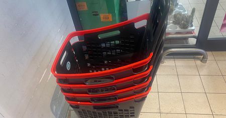 Niezwykła funkcja koszyków w Biedronce. Niewiele osób ma o niej pojęcie