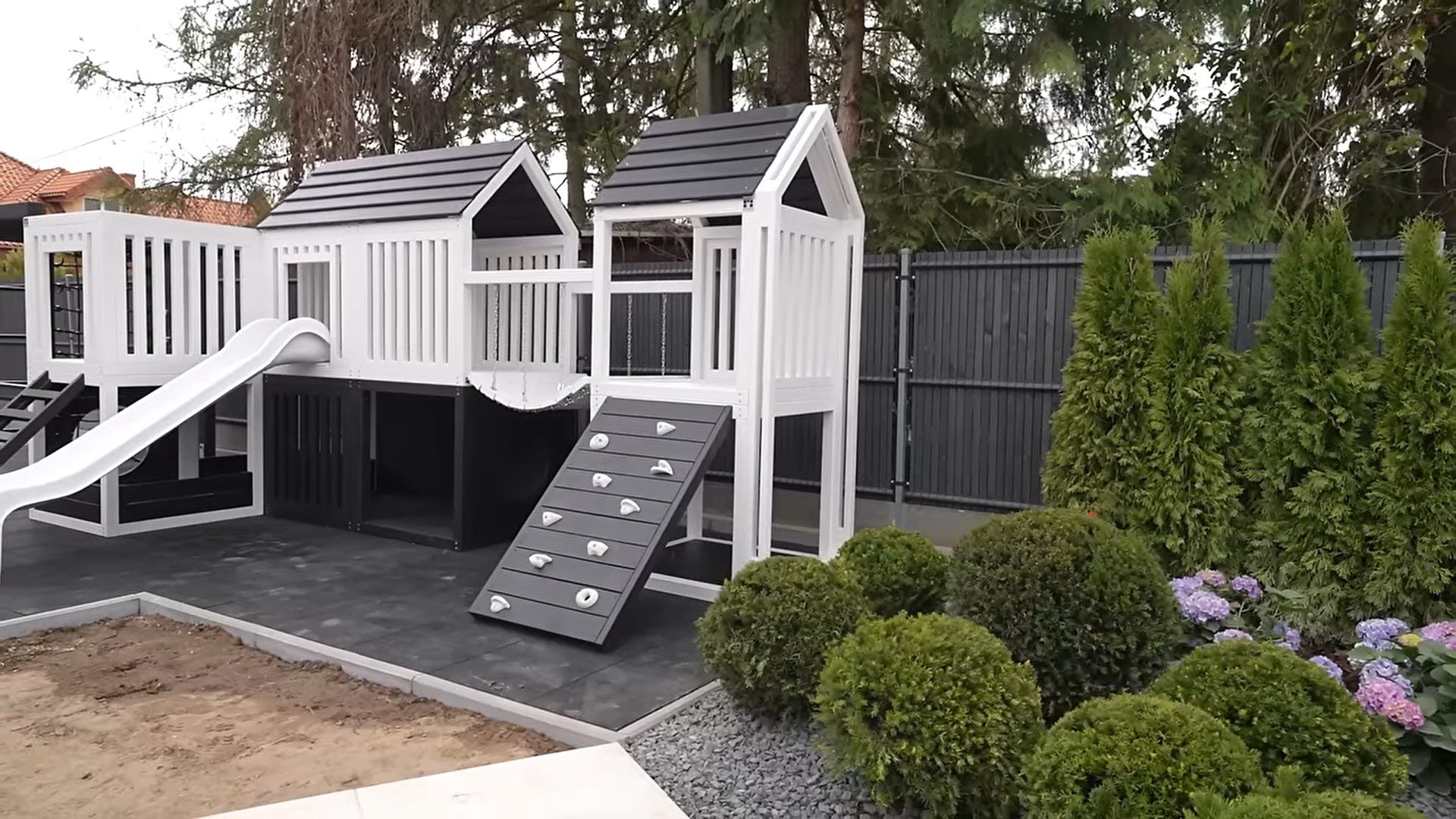 Andziaks oprowadziła widzów po placu zabaw