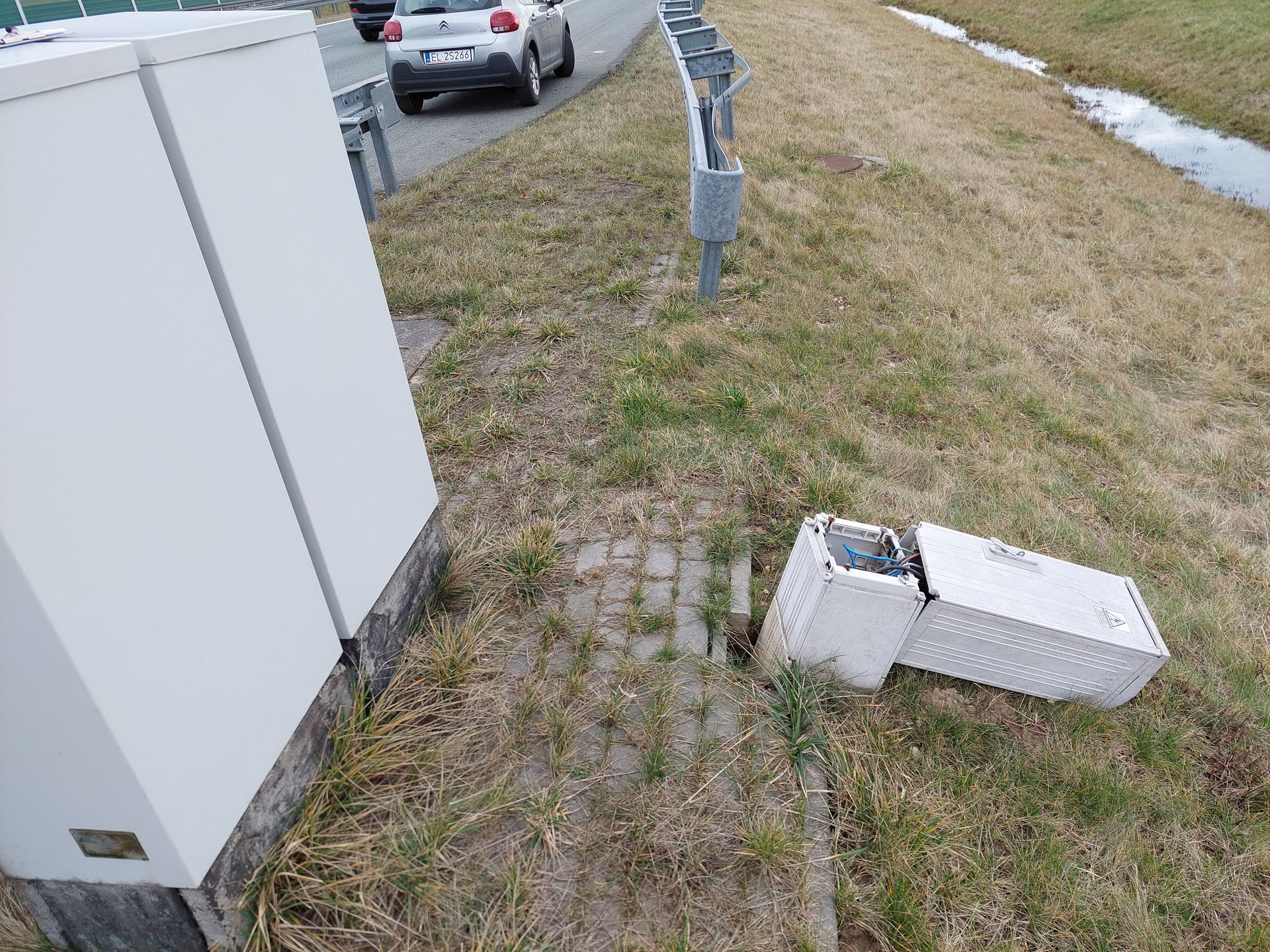 Zniszczona przez złodziei infrastruktura autostrady A1