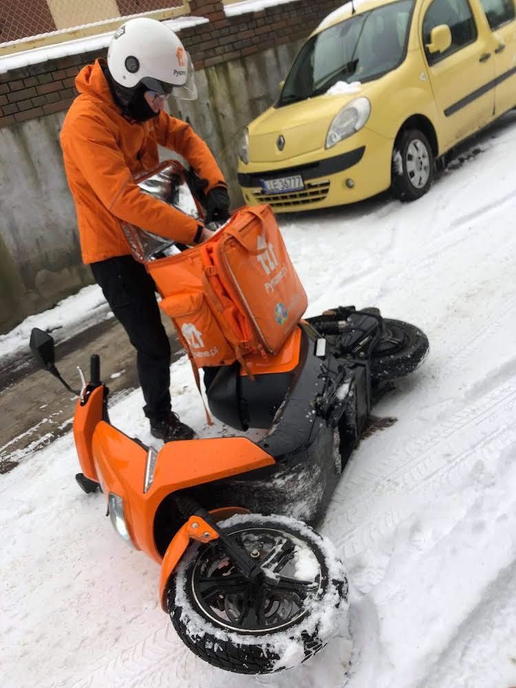 Trudne warunki pracy kurierów Pyszne.pl