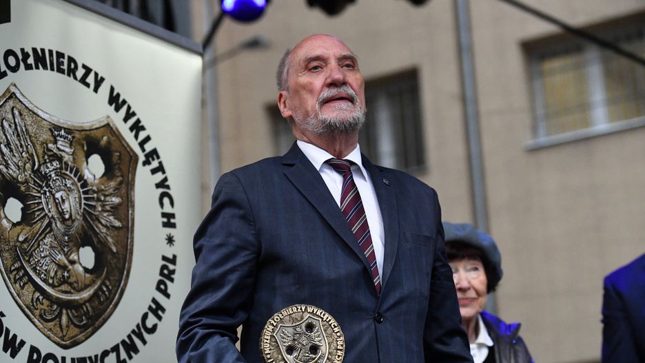 Warszawa, 25.05.2022. Poseł PiS Antoni Macierewicz (C) otrzymał statuetkę "Przyjaciel Muzeum" w Muzeum Żołnierzy Wyklętych i Więźniów Politycznych PRL w Warszawie, 25 bm. z okazji 74. rocznicy śmierci rotmistrza Witolda Pileckiego. (aldg) PAP/Piotr Nowak