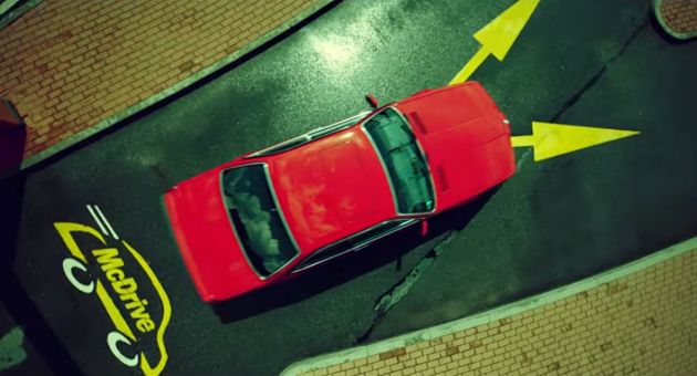 Historia o towarze, rakietach i "sprzątnięciu staruszka" reklamuje McWrap w McDonald's