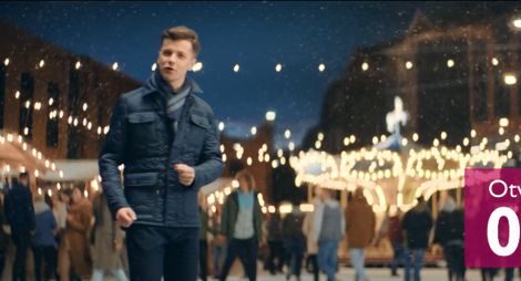 Zimowa zabawa w reklamie aplikacji mobilnej Banku Millennium