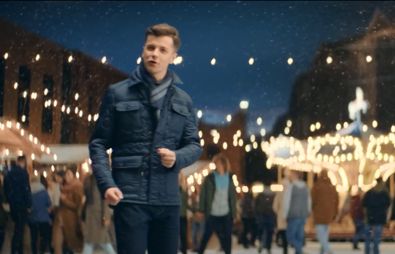 Zimowa zabawa w reklamie aplikacji mobilnej Banku Millennium
