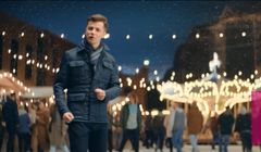 Zimowa zabawa w reklamie aplikacji mobilnej Banku Millennium