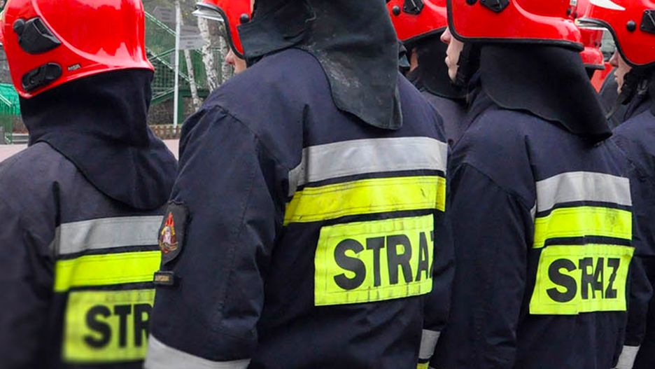 Warszawa. Strażacy pożegnali w środę swojego kolegę. Przed miejskimi jednostkami straży pożarnej funkcjonariusze stanęli na baczność, zabrzmiały syreny wozów gaśniczych  