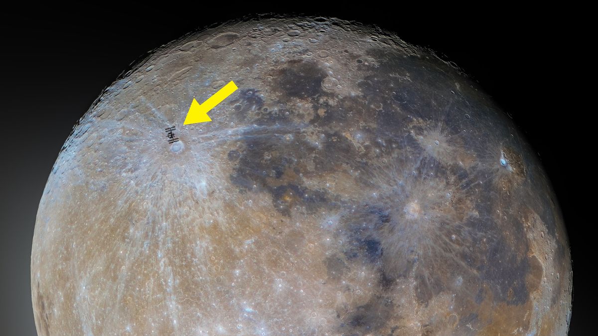 ISS przelatująca na tle kraterów Księżyca.