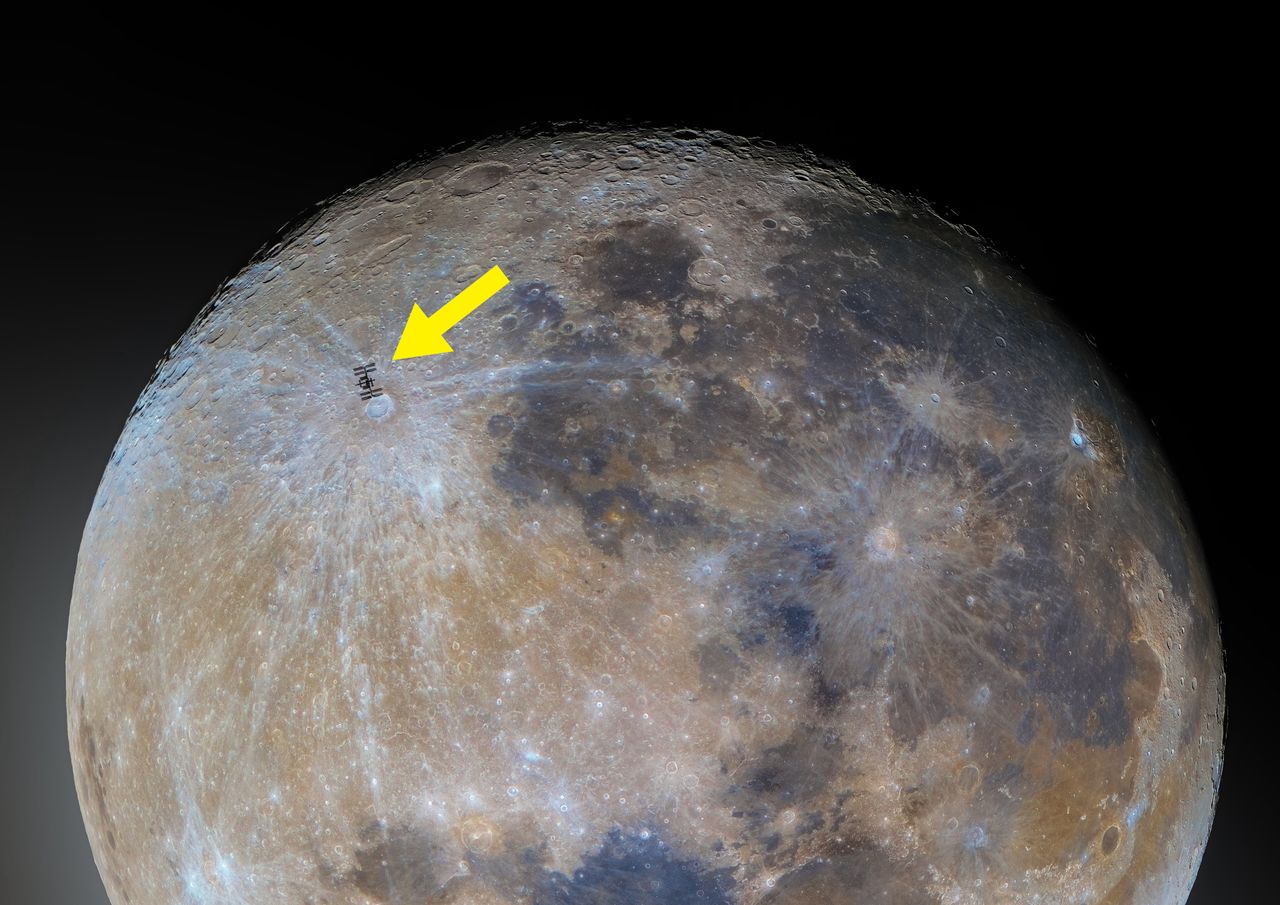 ISS przelatująca na tle kraterów Księżyca.