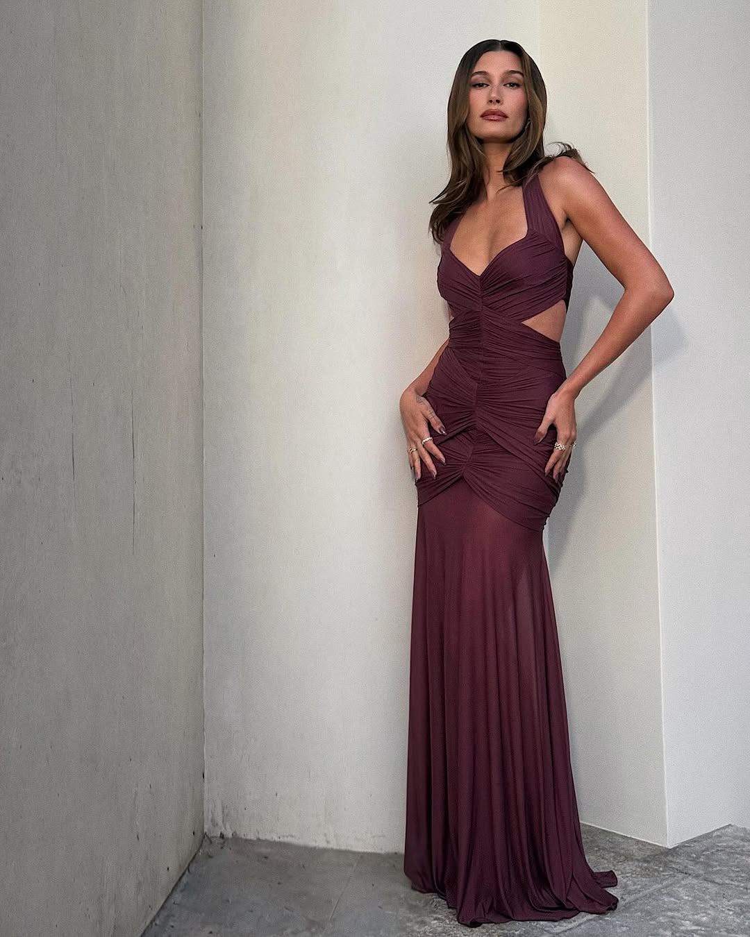 zHailey Bieber w opiętej kreacji Saint Laurent 