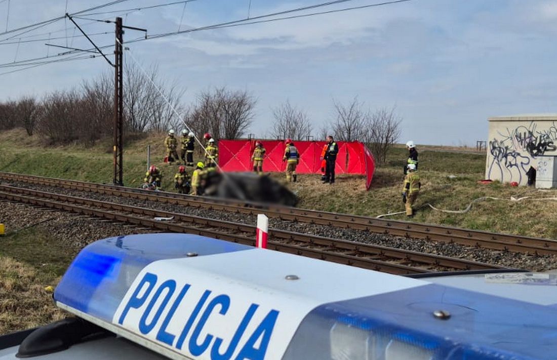 Tragiczny wypadek na przejeździe kolejowym pod Iławą. Dwie osoby zginęły