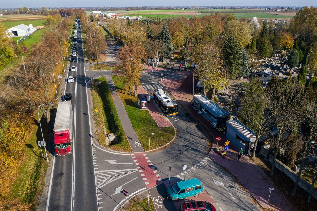 Wszystkich Świętych 2025 w Płocku. Zmiany w organizacji ruchu i darmowe przejazdy KM Płock