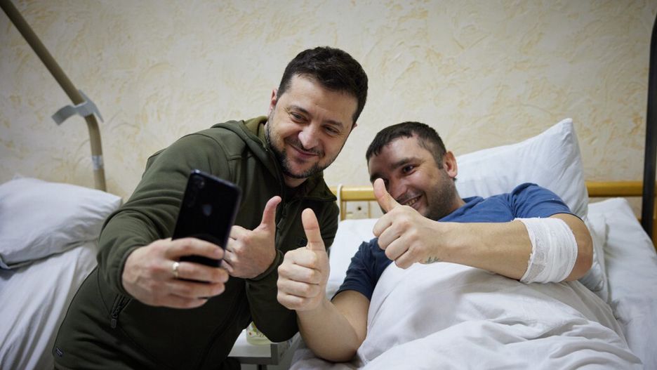 Zełenski odwiedzający rannych żołnierzy. Marzec 2023 rok