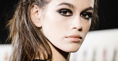 Smokey eyes, czyli idealny makijaż na randkę i elegancką kolację. Jak go wykonać w kilku krokach?