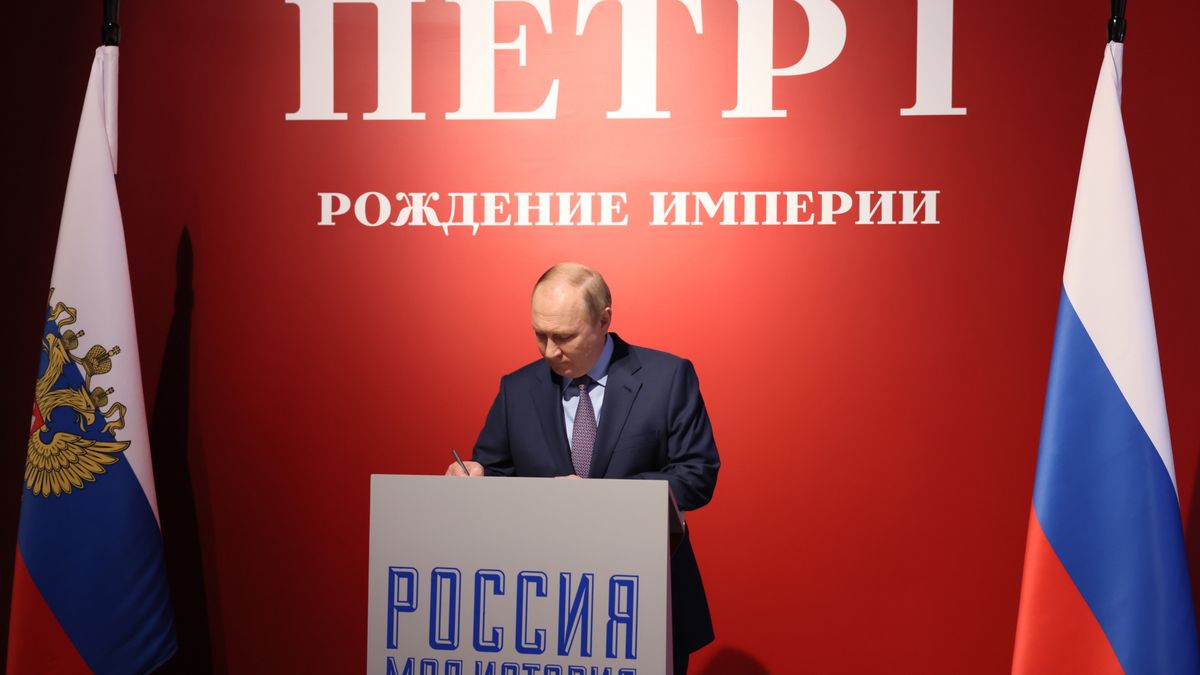 Russian President Vladimir Putin signs a guest book during his visit to the multimedia exhibition 'Peter I. The Birth of Empire' which marks the 350th birth anniversary of the first Russian Emperor Peter I (Peter the Great) in Moscow, Russia, 09 June 2022. EPA/MIKHAIL METZEL / KREMLIN POOL / SPUTNIK MANDATORY CREDIT Dostawca: PAP/EPA.