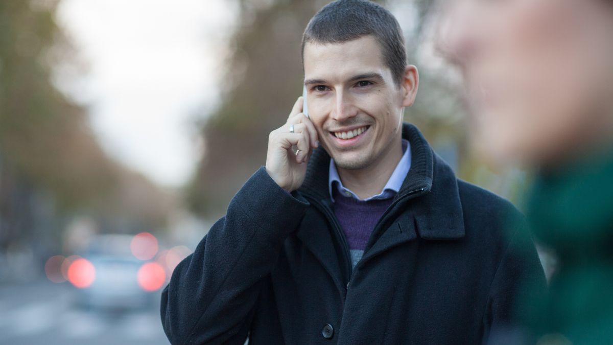 Jak wyeliminować uliczny hałas podczas rozmów przez telefon?