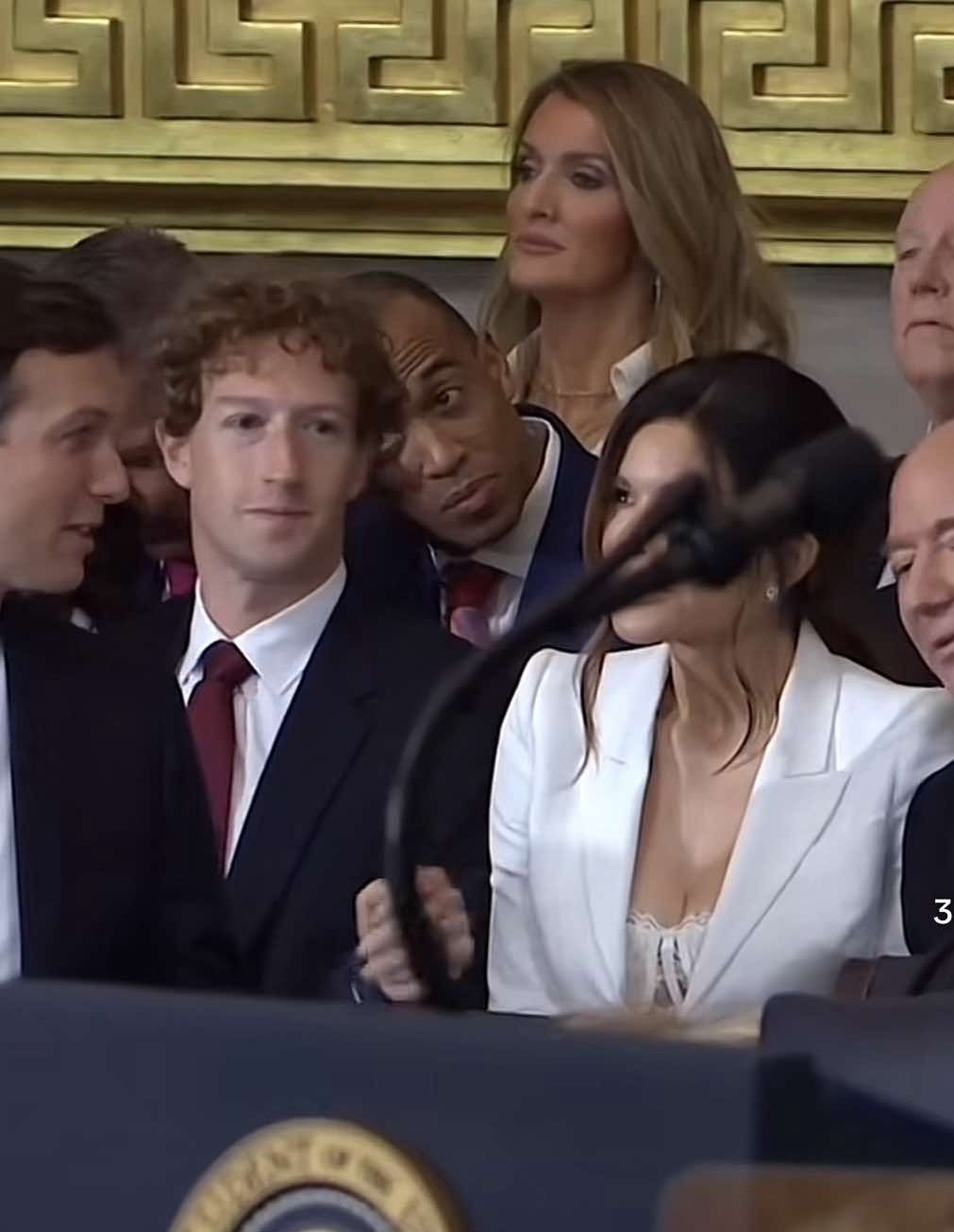 Mark Zuckerberg wpatruje się w dekolt Lauren Sanchez