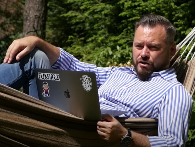 Screen z nowego odcinka "Dziennikarskiego Zera" z Krzysztofem Stanowskim