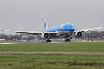 Były prezes KLM użył powerbanku na pokładzie. Doszło do zapłonu