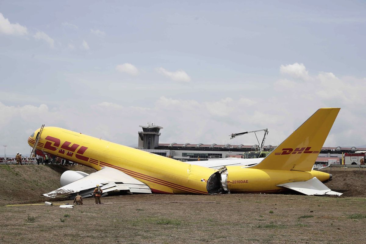 Samolot DHL złamał się podczas lądowania 