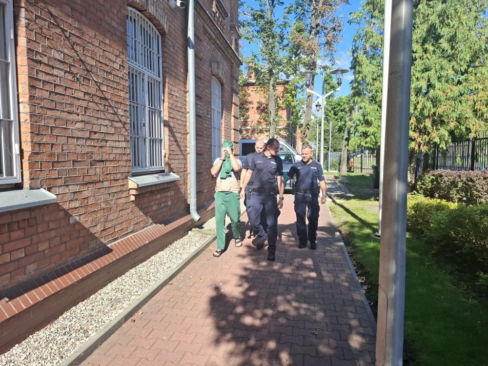 Włamanie do salonu jubilerskiego. Policja pokazała zdjęcia.