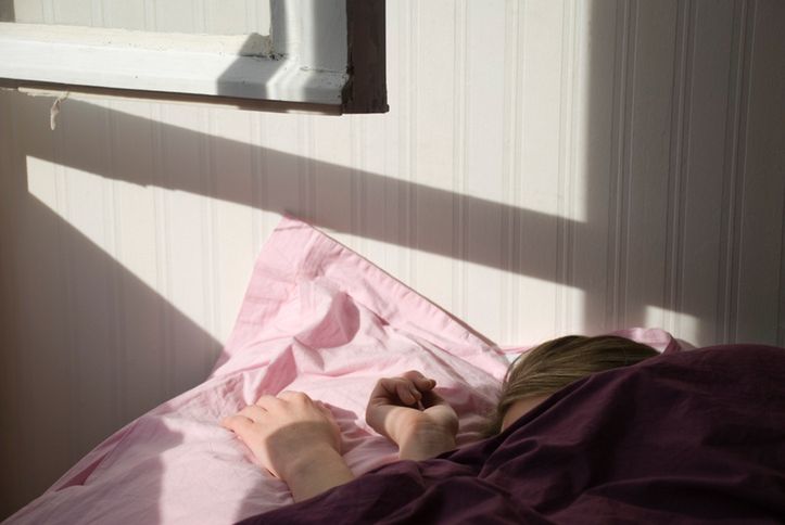 Spanie przy otwartym oknie