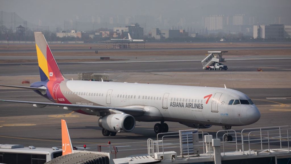 Korean Air to Buy Asiana With Help From Parent Injection
Bloomberg
south korean, aircraft, aeroplane, merge, east asian, airplanes, plane, merger, transportation and logistics, industries, aviation, business news, airlines