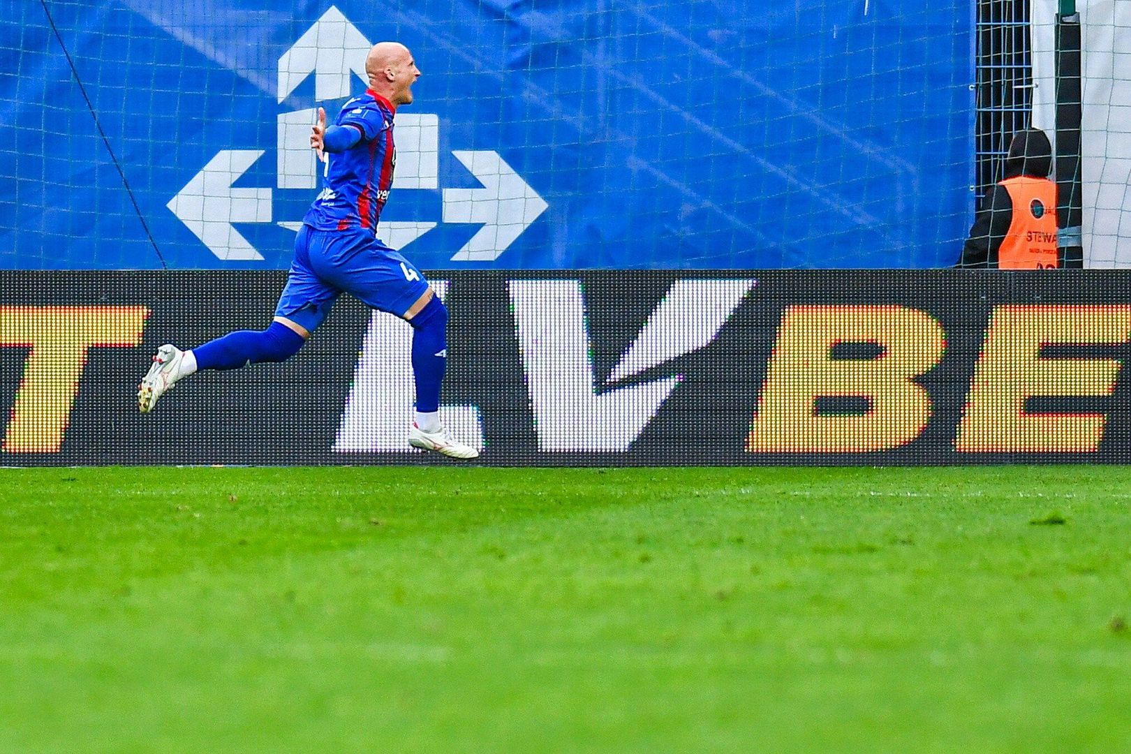 Paulo Henrique (Radomiak Radom) - strzelił gola w meczu ze Stalą Mielec. Jego zespół nie walczy już o nic, ale to Portugalczyk był jednym z tych graczy, którym najbardziej zależało na zwycięstwie swojego zespołu. Gustav Henriksson (Cracovia) - zaliczył świetny występ przeciwko Legii Warszawa. Uratował swój zespół przed stratą gola, wybijając piłkę z linii bramkowej. Sam trafił też do bramki, ustalając wynik na 3:1 dla Pasów.Jakub Czerwiński (Piast Gliwice) - defensor gliwiczan strzelił swojego 2. gola w tym sezonie PKO Ekstraklasy. W defensywie grał solidnie jak zawsze. Tym razem dodał też jednak mocny &#34;akcent&#34; w ofensywie.
