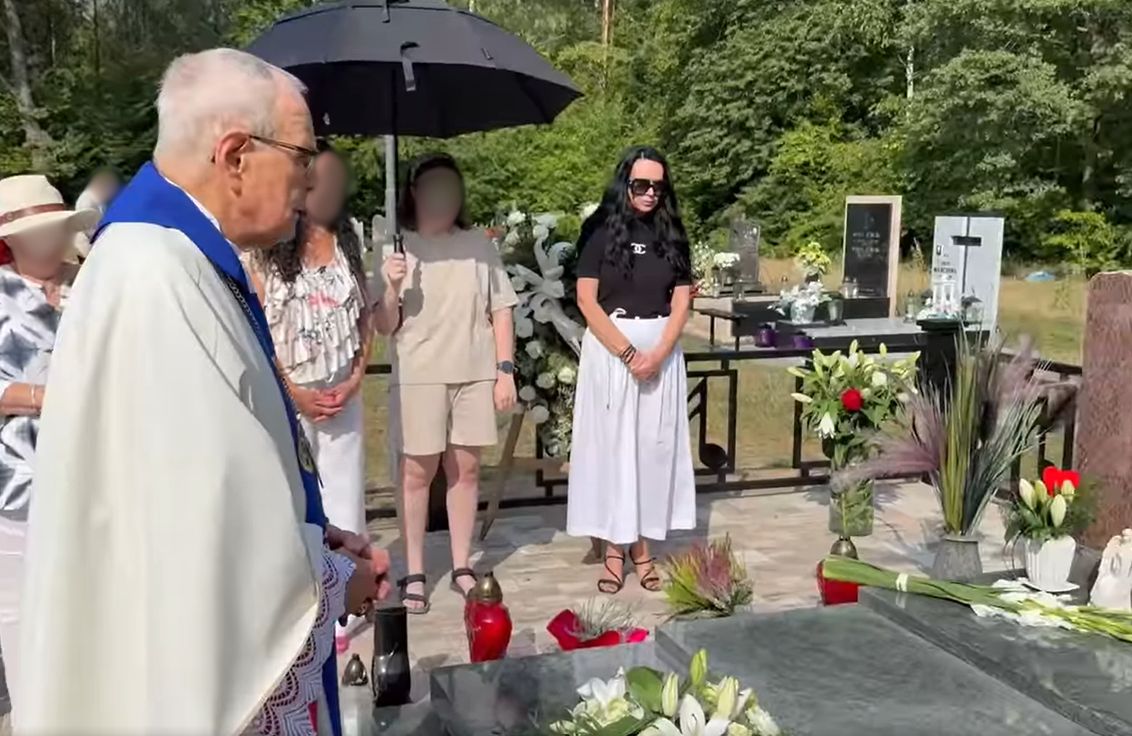 Ewa Krawczyk nad grobem męża.