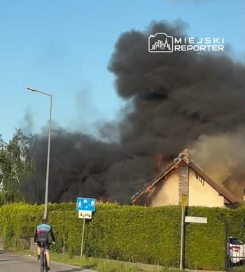 Pożar w Jabłonnie. Ogień szybko się rozprzestrzenił