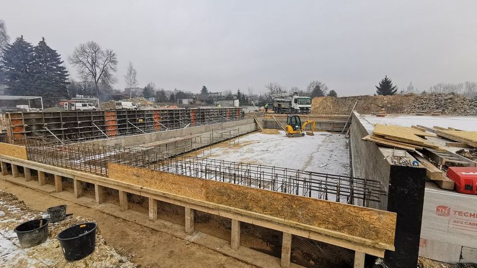 Czeladź. Zima nie przerwała prac przy budowie kompleksu basenów.
