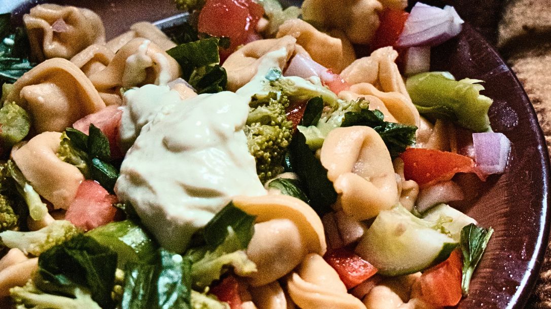 Do sałatki z tortellini dodaję mnóstwo kolorowych warzyw