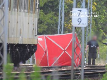 Śmiertelne potrącenie przez pociąg pod Warszawą. Ruch zablokowany, zamknięte przejazdy