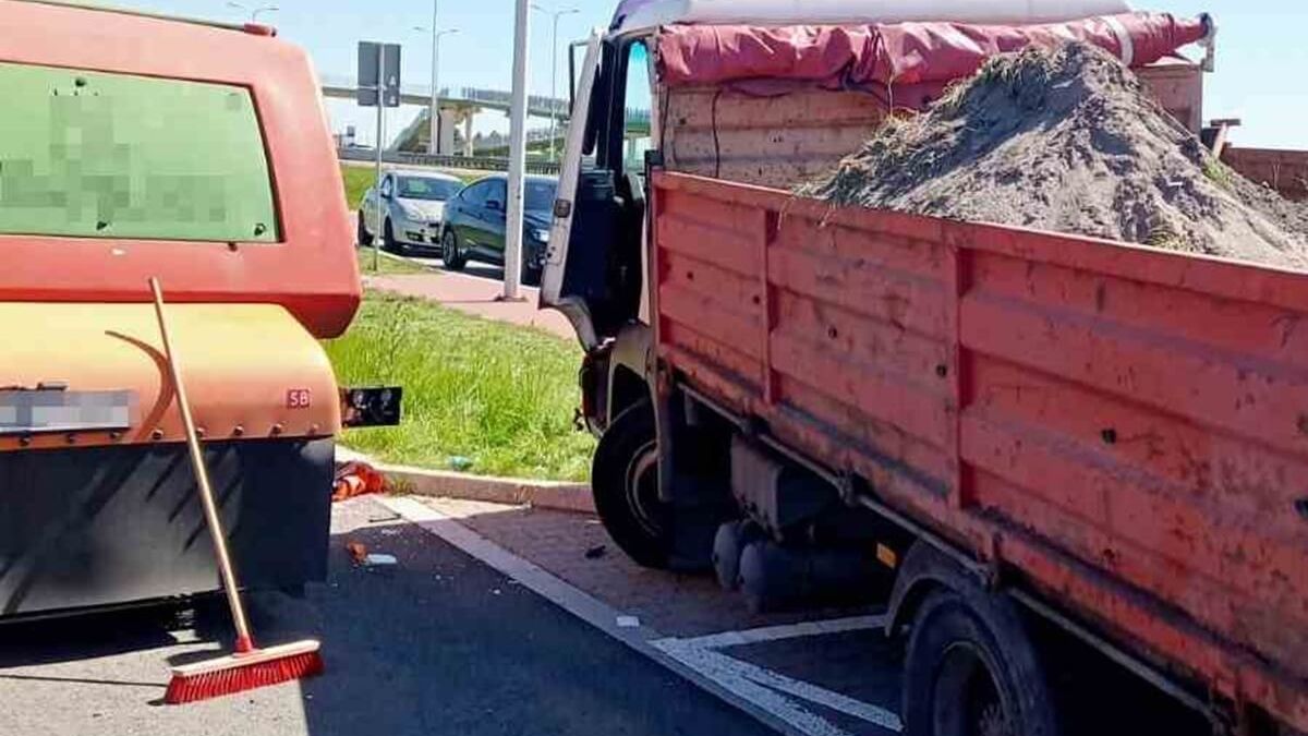 Kierowca samochodu ciężarowego przygnieciony w drzwiach