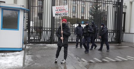 Warszawa. Znany reżyser protestuje pod ambasadą w obronie Nawalnego