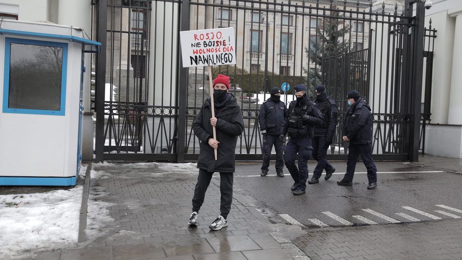 Warszawa. Reżyser protestuje pod ambasadą Rosji