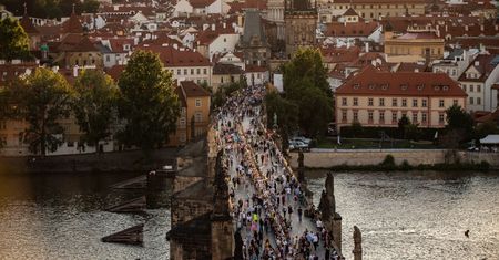Czesi świętują koniec epidemii. W Pradze odbyła się wielka feta