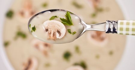 Nie zabielaj śmietaną. Pieczarkowa z innym składnikiem, będzie o niebo lepsza i zdrowsza