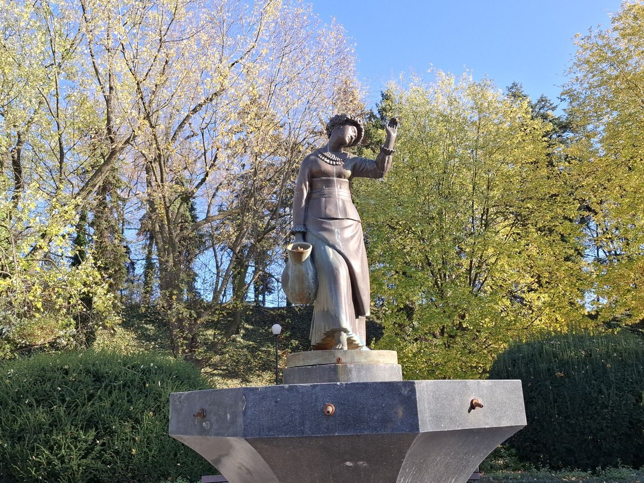 Warszawa: Uroczy park tuż przy stacji metra. Jest sercem tej dzielnicy. Mieszkańcy uwielbiają to miejsce