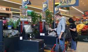 Poszedł do sklepu. Porównał dwa produkty. Ceny go zaskoczyły