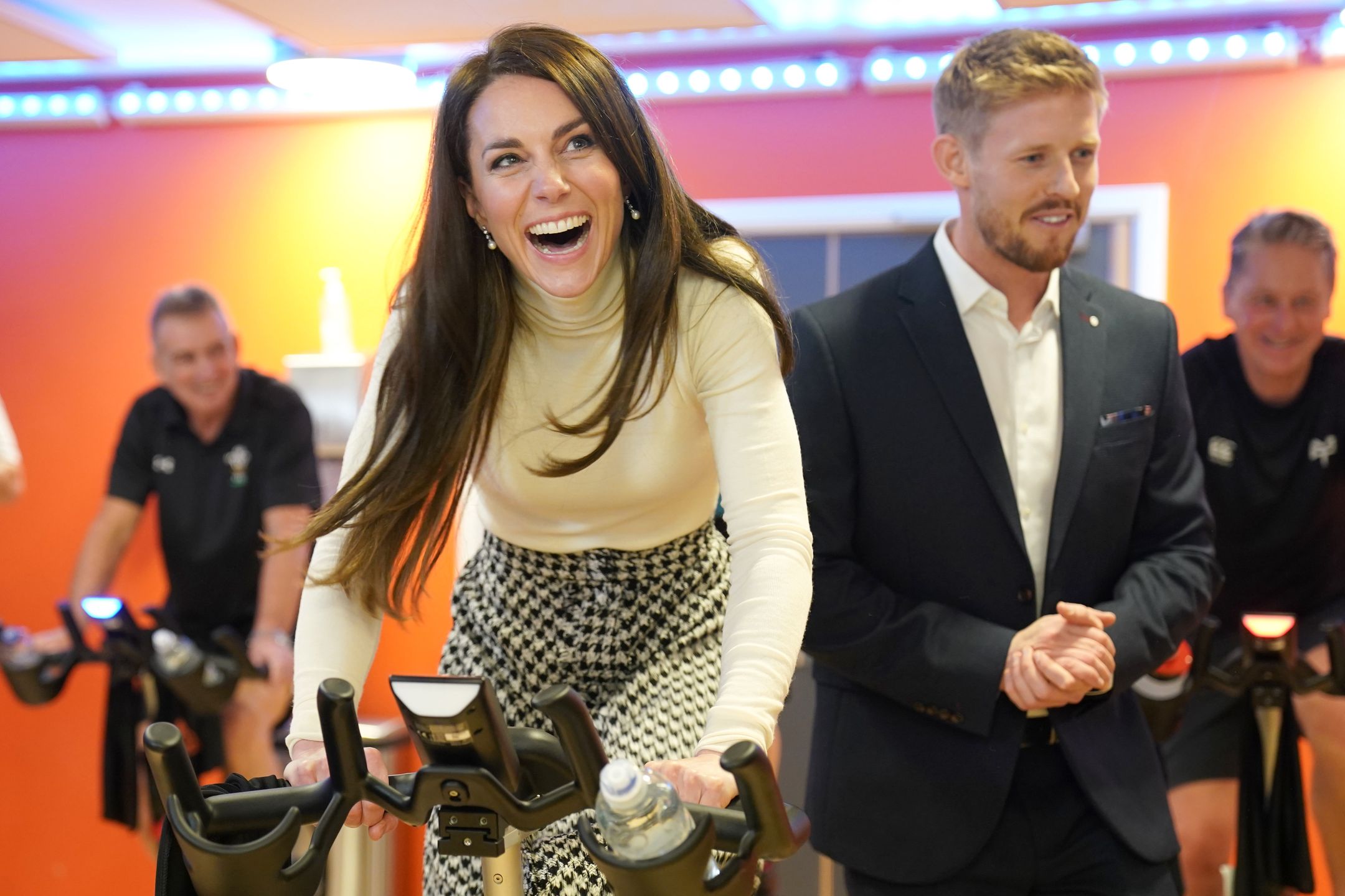 Książę William i Kate Middleton szaleją na rowerach podczas wizyty w Walii