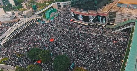 Niesamowity film z drona pokazuje ogrom prostestów w Hongkongu