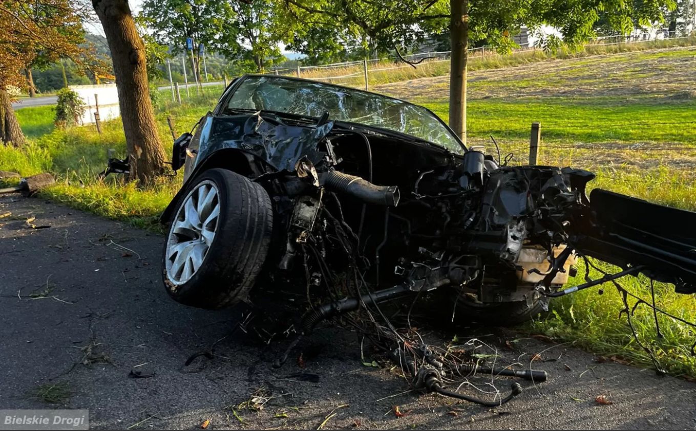 Zderzyły się dwa bmw. Zastali na miejscu istne pobojowisko